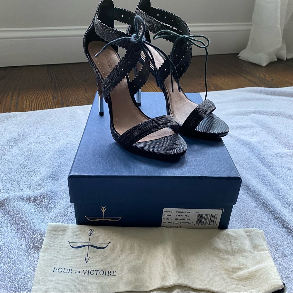 Pour La Victoire Black leather heel